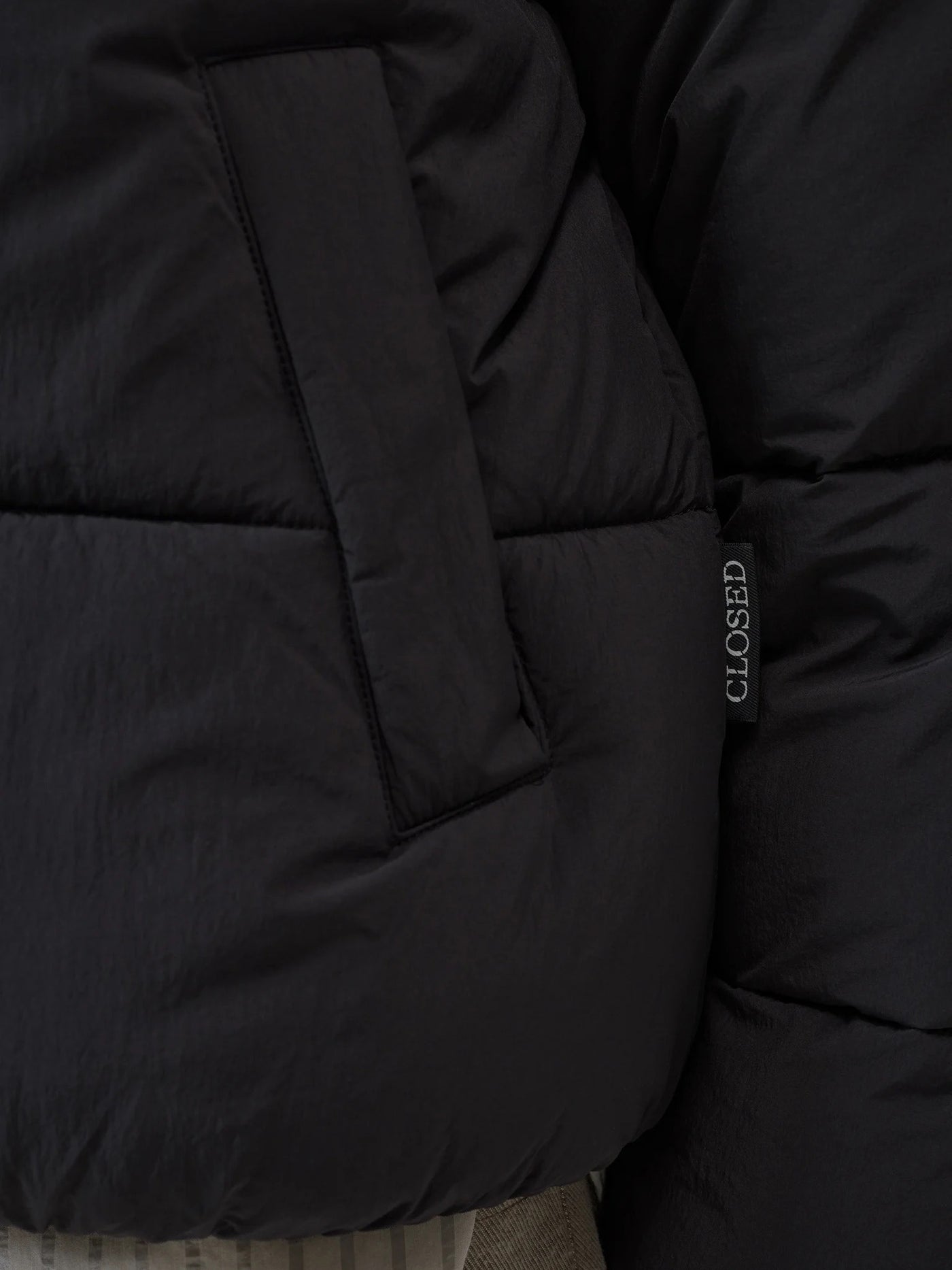 Cropped Puffer Jacket in Black